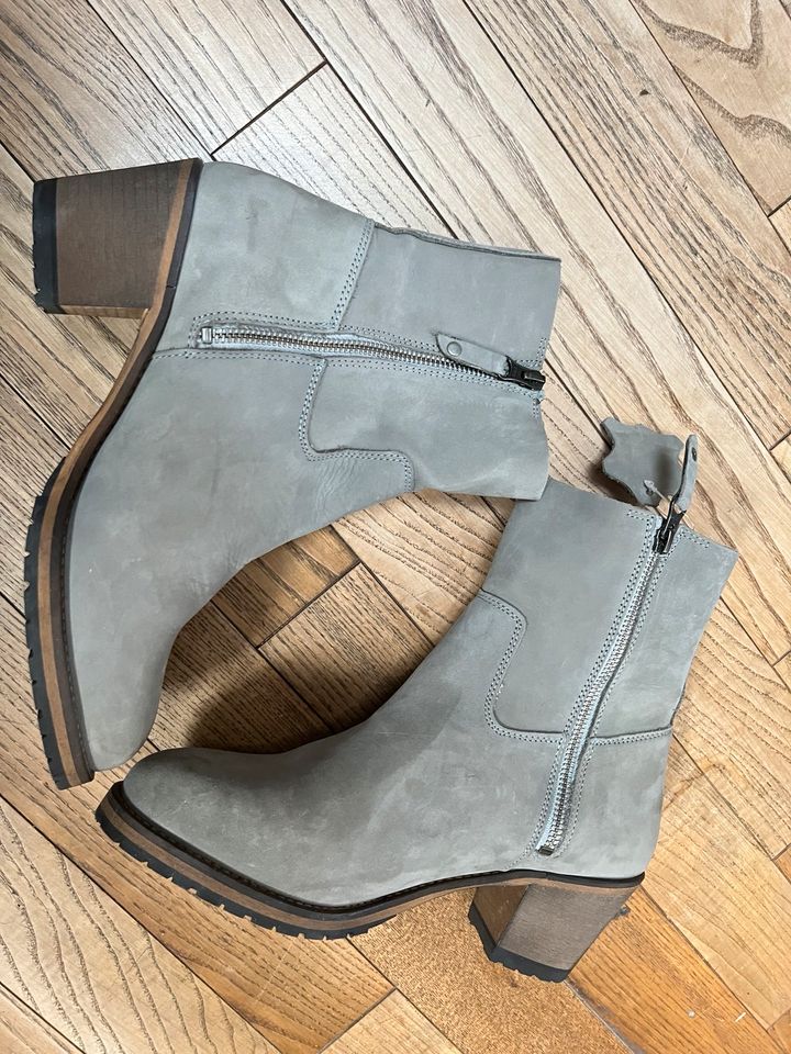 NEU Travelin Leder Stiefel Chelsea Boots Damen Gr. 40 grau in Frankfurt am Main