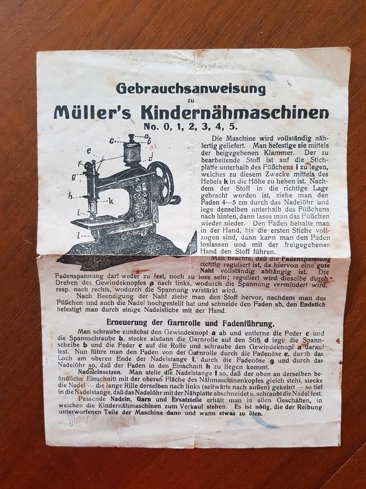 Antike Kinder-Nähmaschine und -Bügeleisen in Kassel