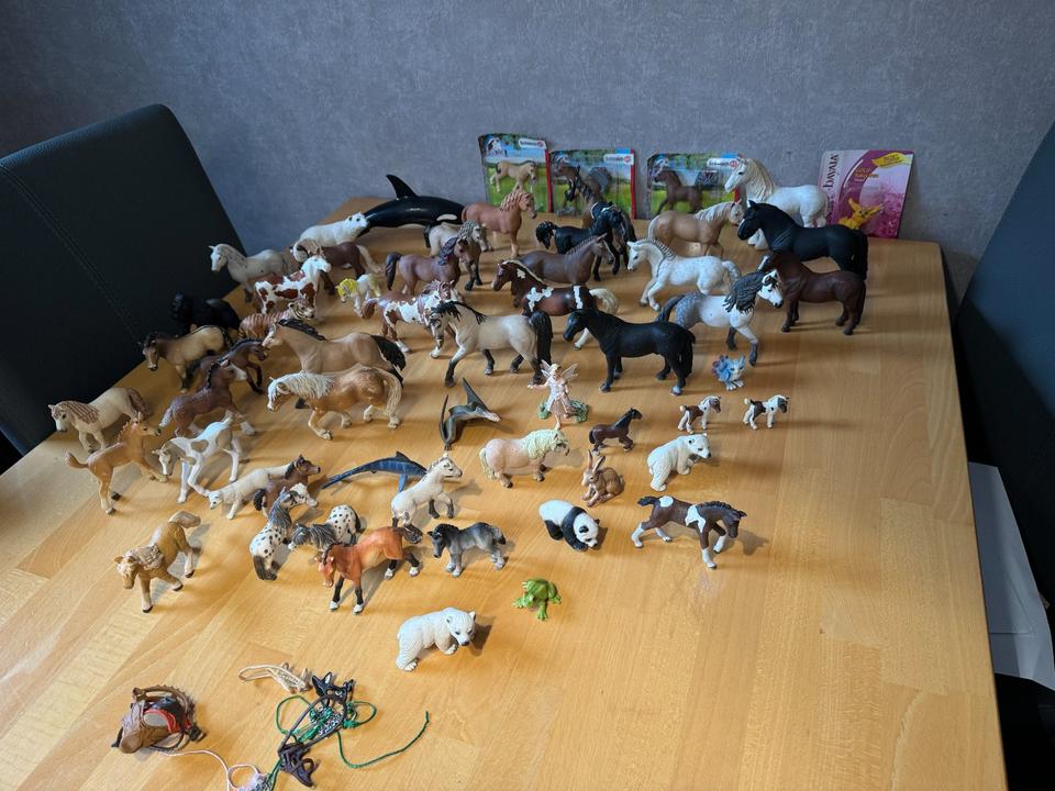 Schleich Pferde Katzen Eisbär Panda Hase Orca Urzeittier Ostern in Klein Offenseth-Sparrieshoop