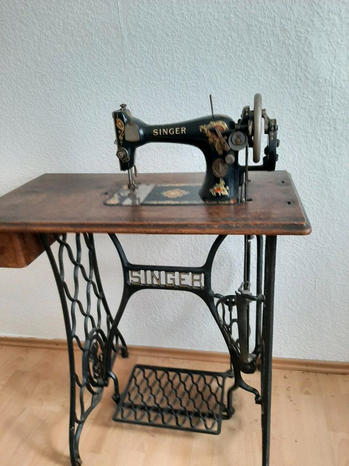Alte Nähmaschine mit Tisch von Singer Gründerzeit in Bovenden