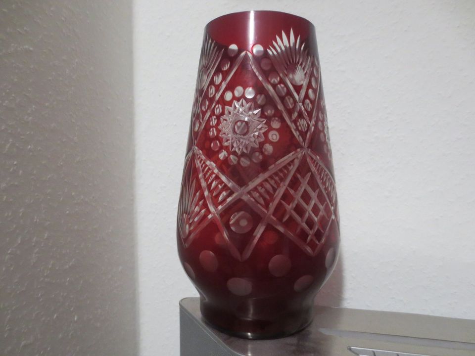 Rubinrote Kristallvase in Sulzbach