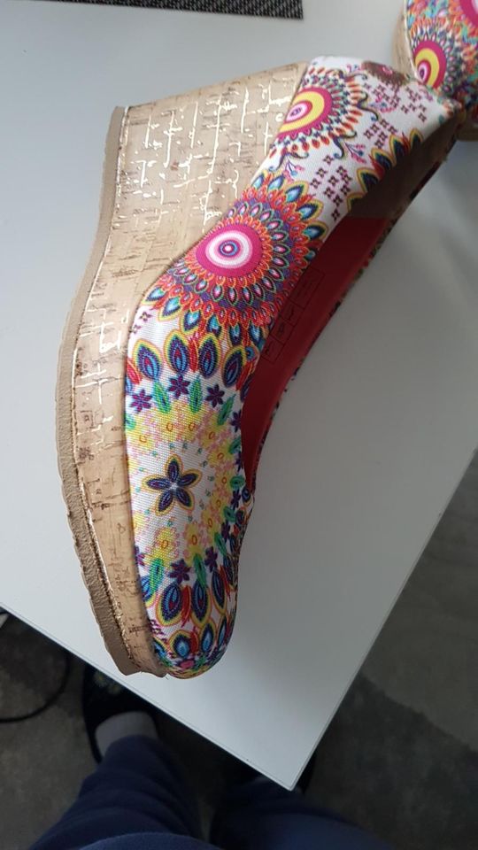 Schuhe Boho desigual? Gr40 Keil Absatzhinten 9cm vorn 1,5cm Magic in Cottbus