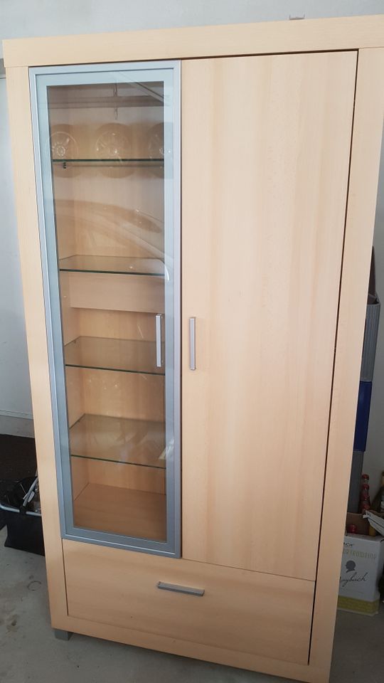 Schrank mit Glasböden, aus Buche in Magdeburg