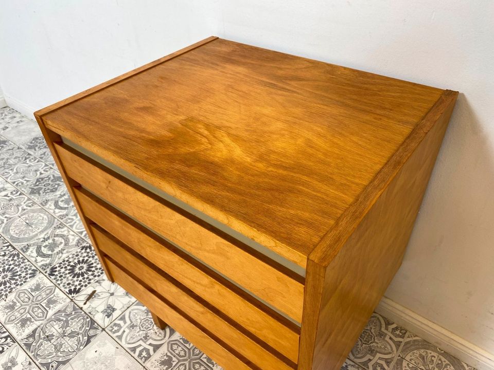 WMK Hübsche und sehr rare kleine Mid-Century Kommode 794/10a von VEB Hellerau aus 1967 mit vier Schubladen # Nachtschrank Nachtschränkchen Nachtkommode Nachttisch Beistelltisch 50er 60er DDR Vintage in Berlin