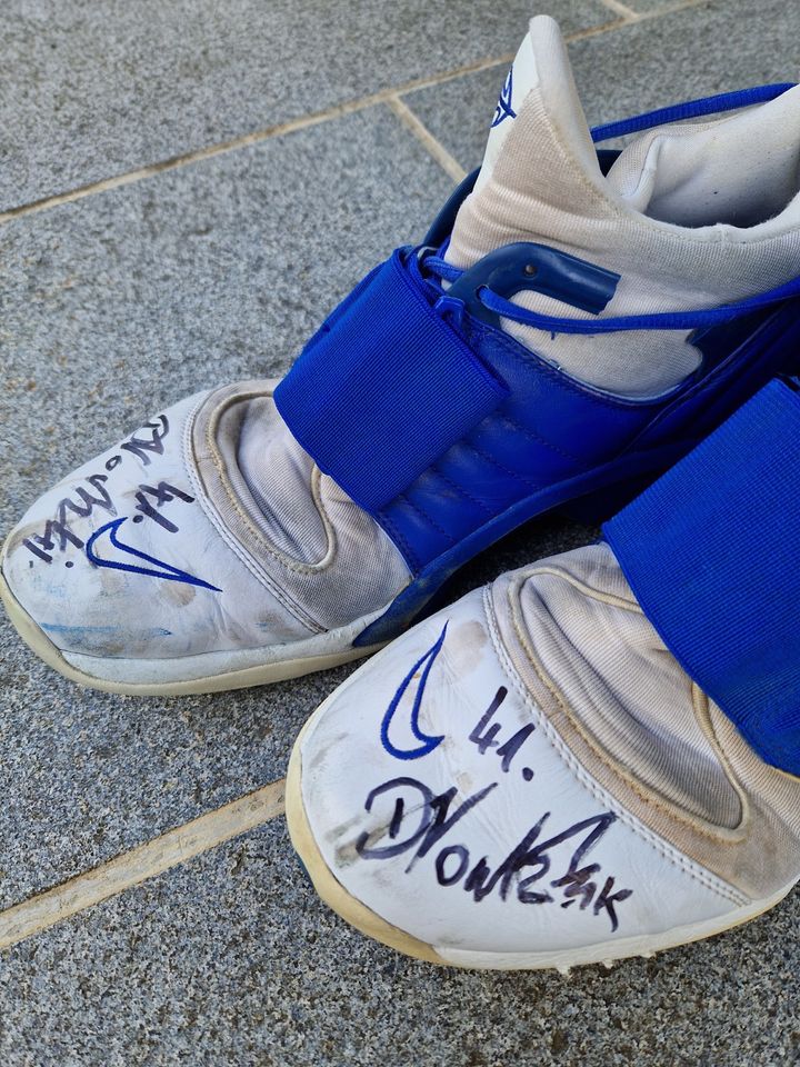 Original Dirk Nowitzki getragene Schuhe in Rattelsdorf