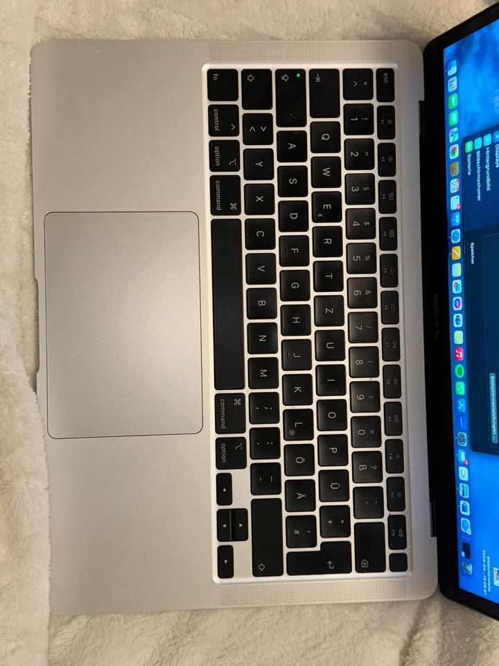 Apple McBook Air 2020 in Mackenbach