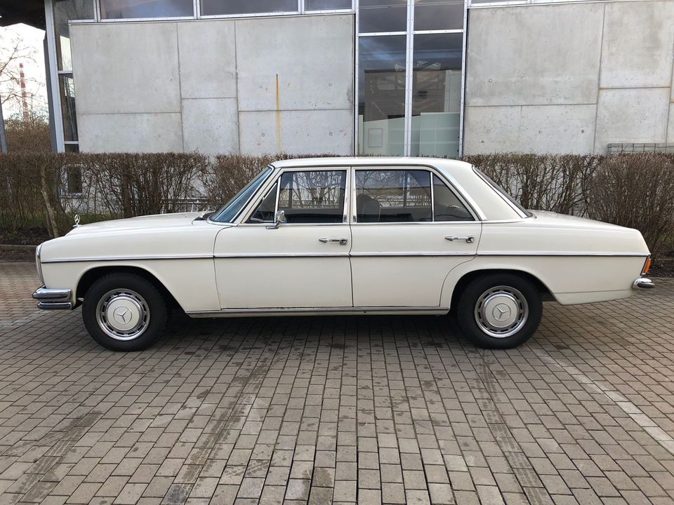 Mercedes Benz W115 200 Automatik strich/8 H-Zulassung Oldtimer in Kösching