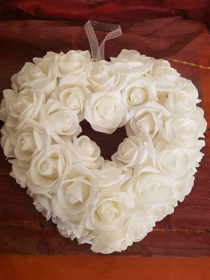 weißes HERZ Rosen Hochzeit Deko Braut Türschmuck in Affing