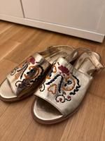 Sandalen Neu in Gold Berlin - Charlottenburg Vorschau