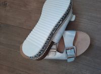 Neu Slipper, weiß-silber, Gr. 40 mit aufwendiger Sohle Baden-Württemberg - Berglen Vorschau