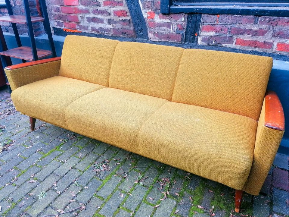 LETZTE PREISSENKUNG! Orinigal 70er Jahre Couch mit Schlaffunktion in Krefeld