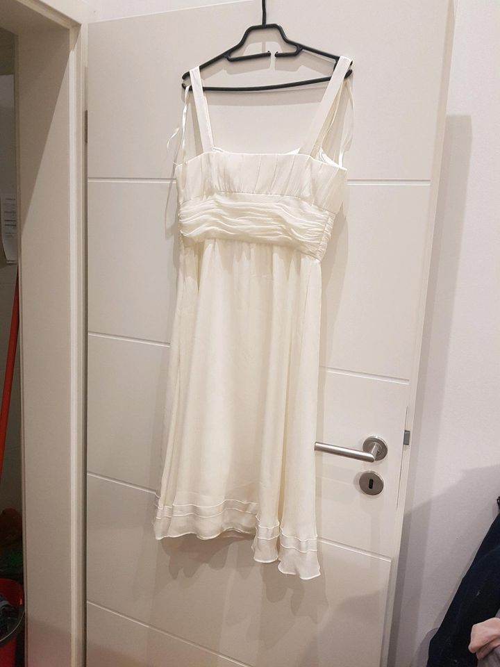 Neuwertiges festliches Kleid von Jake's, Größe 38 in Schriesheim