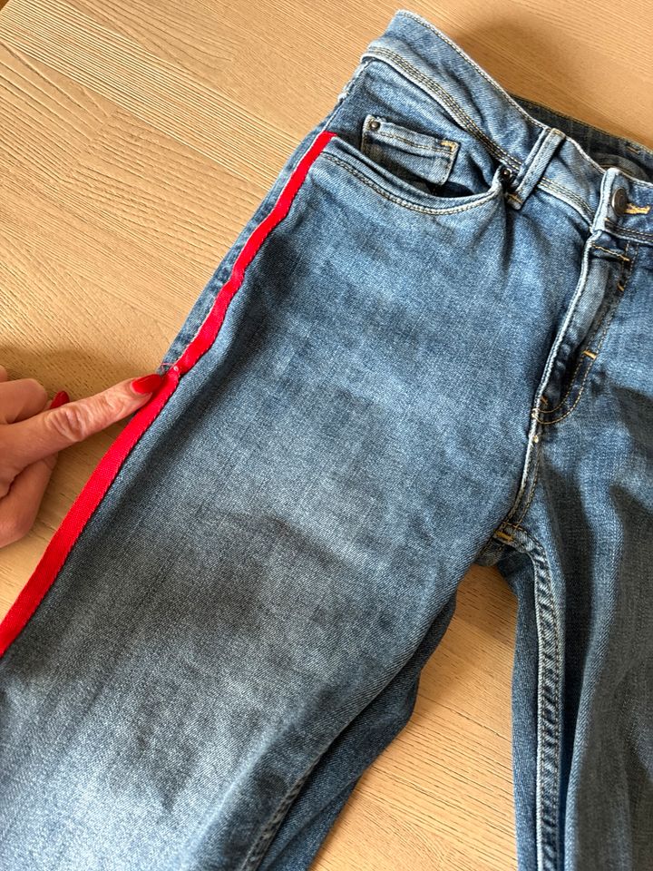 Esprit blaue Damen denim Jeans mit rotem Streifen Gr. 27/32 in Delmenhorst