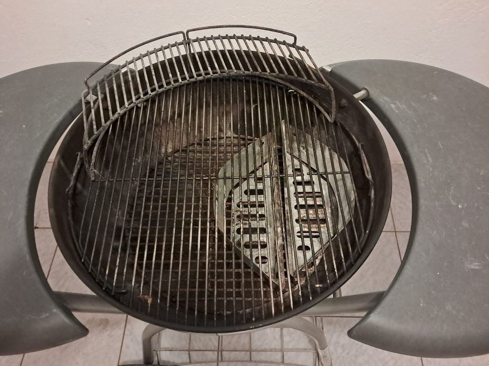 Weber Holzkohlegrill „silber“ in Stuttgart