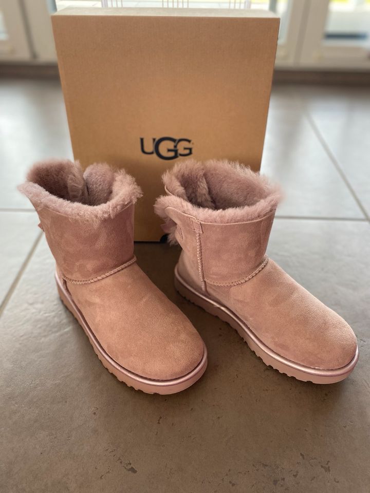 UGG Boots Mini Bailey Bow II Metallic Gr. 39 in Kelheim