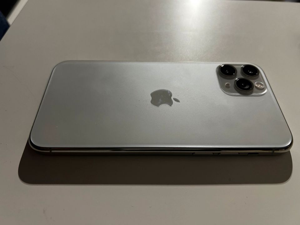 Apple iPhone 11 Pro 256 GB weiß inkl. Zubehör in Brühl