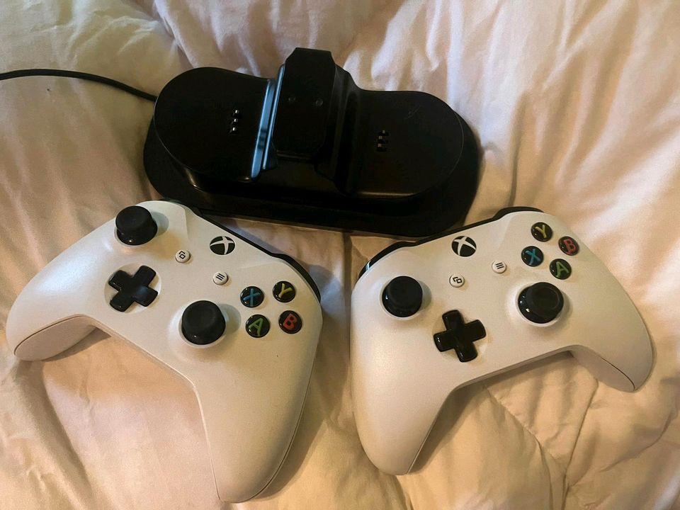 Xbox one x 1 Tb mit Zubehör und spielen in Dettingen unter Teck