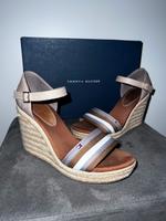 Tommy Hilfiger Wedges Keilabsatz Sandalen beige Gr 37 Rheinland-Pfalz - Bingen Vorschau