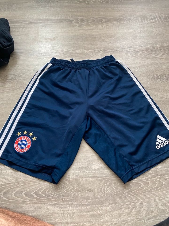 Fc Bayern Adidas Trikot Hose Schal hoodie Damen Jacke Kids Herren in Kröning