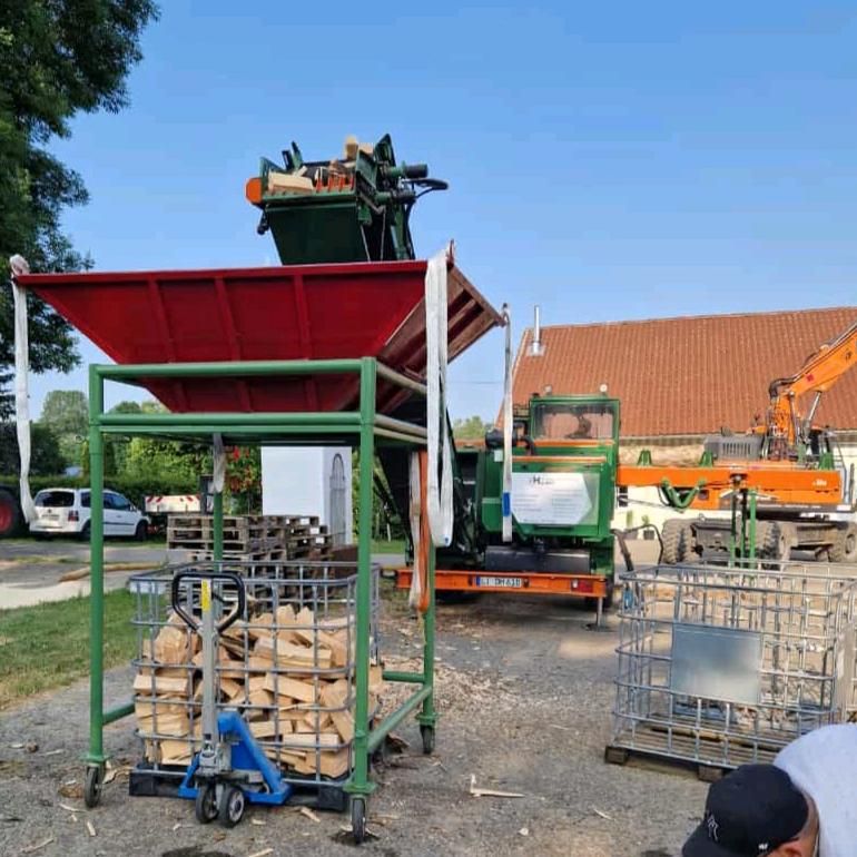 Sägespaltautomat Lohnspalten Fendt Posch Brennholz Forst in Stiefenhofen