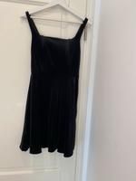 Schwarzes Kleid samt Uetze - Uetze Eltze Vorschau