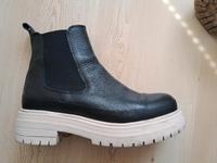 Schwarz/Beige kurze Stiefel von KMB Gr. 36 Hamburg Barmbek - Hamburg Barmbek-Süd  Vorschau