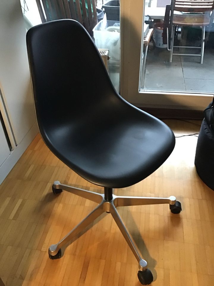 Original Vitra PSCC Schwarz Eames Drehstuhl Neuwertig in Ludwigsburg