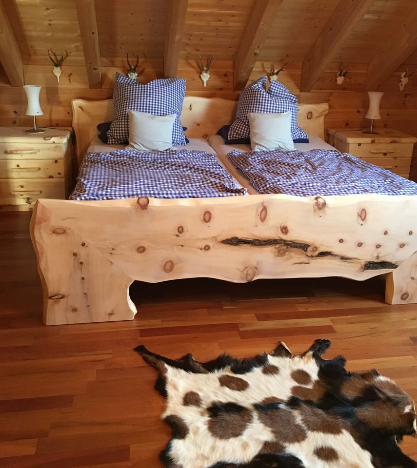 Zirben-Bett/Massivholzbett aus Zirbenholz mit Baumkante/Unikat in Mittweida