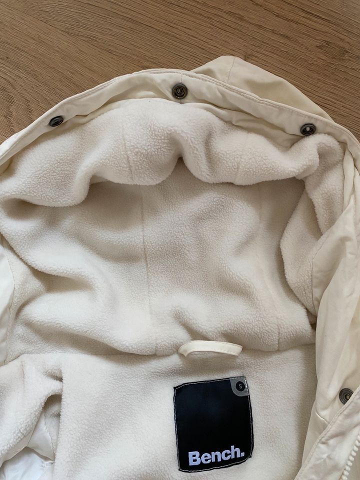 Bench Jacke Winterjacke mit Kapuze Creme Größe S in Berlin