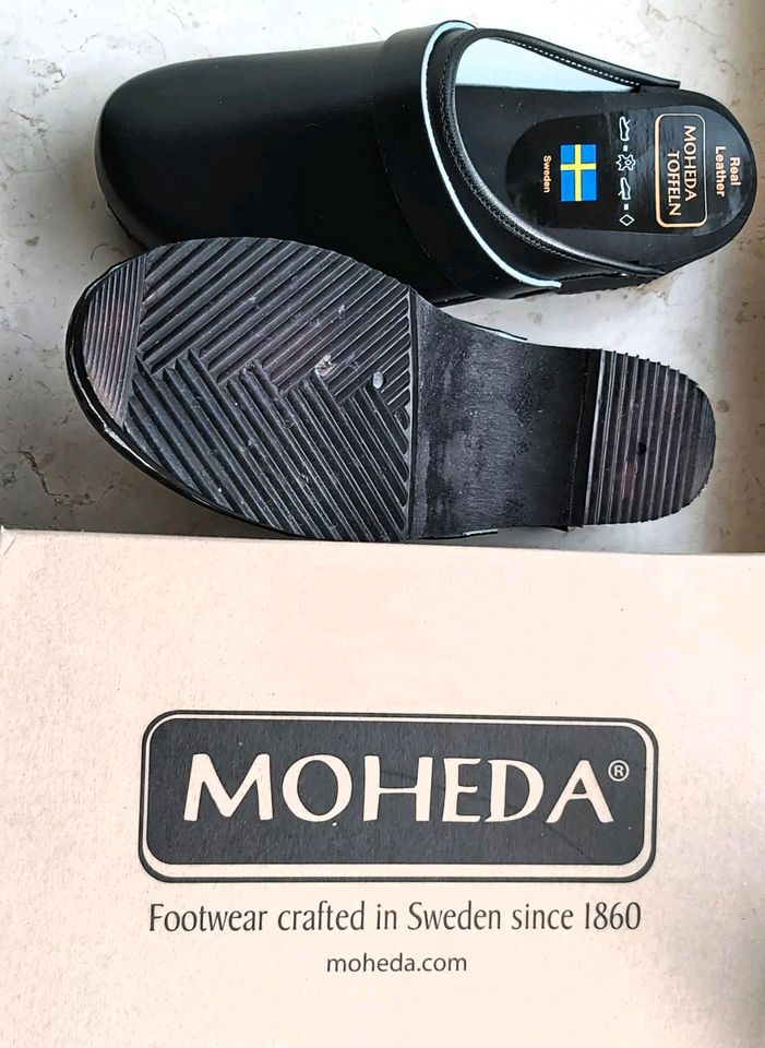 Schwarze Moheda-Clogs in München