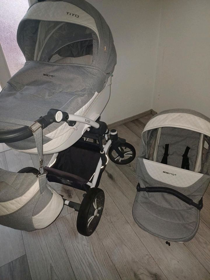 Kinderwagen mit Ausrüstung in Berlin