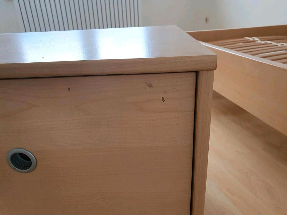 Jugendbett Holz/Metall + Nachttisch in Linkenheim-Hochstetten