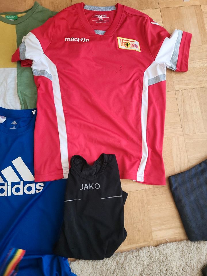 Kleidermix Gr. 140 Jako-o, adidas, Union, benetton in Berlin