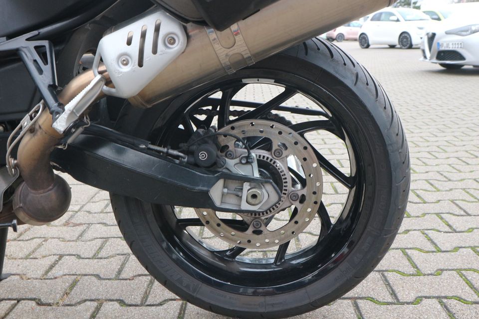 Wir verkaufen eine BMW F800 R mit viel Zubehör und einem Jahr Gar in Bürstadt