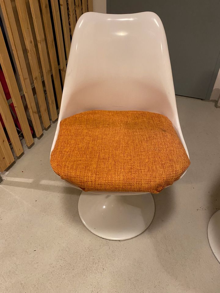 Tulip Chair Replika oranges Polster mit leichtem Riss im Sitz in München