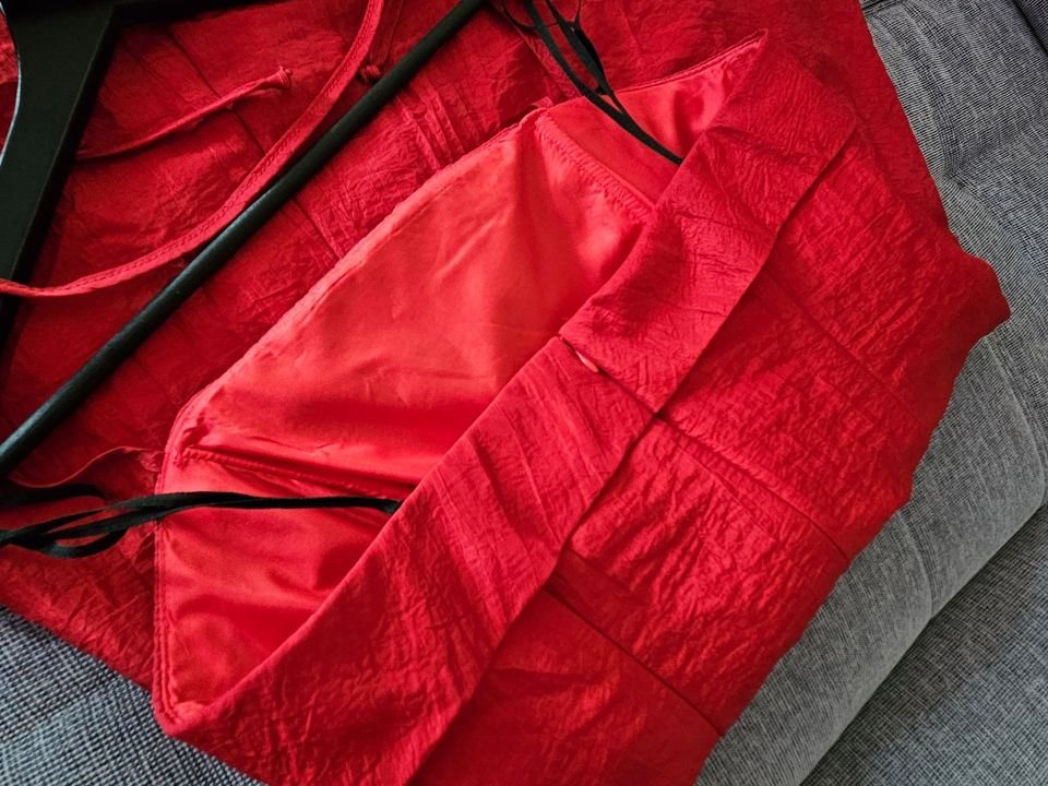 Elegantes rotes Abendkleid mit schwarzem Tüllunterrock Abschlussb in Mömbris