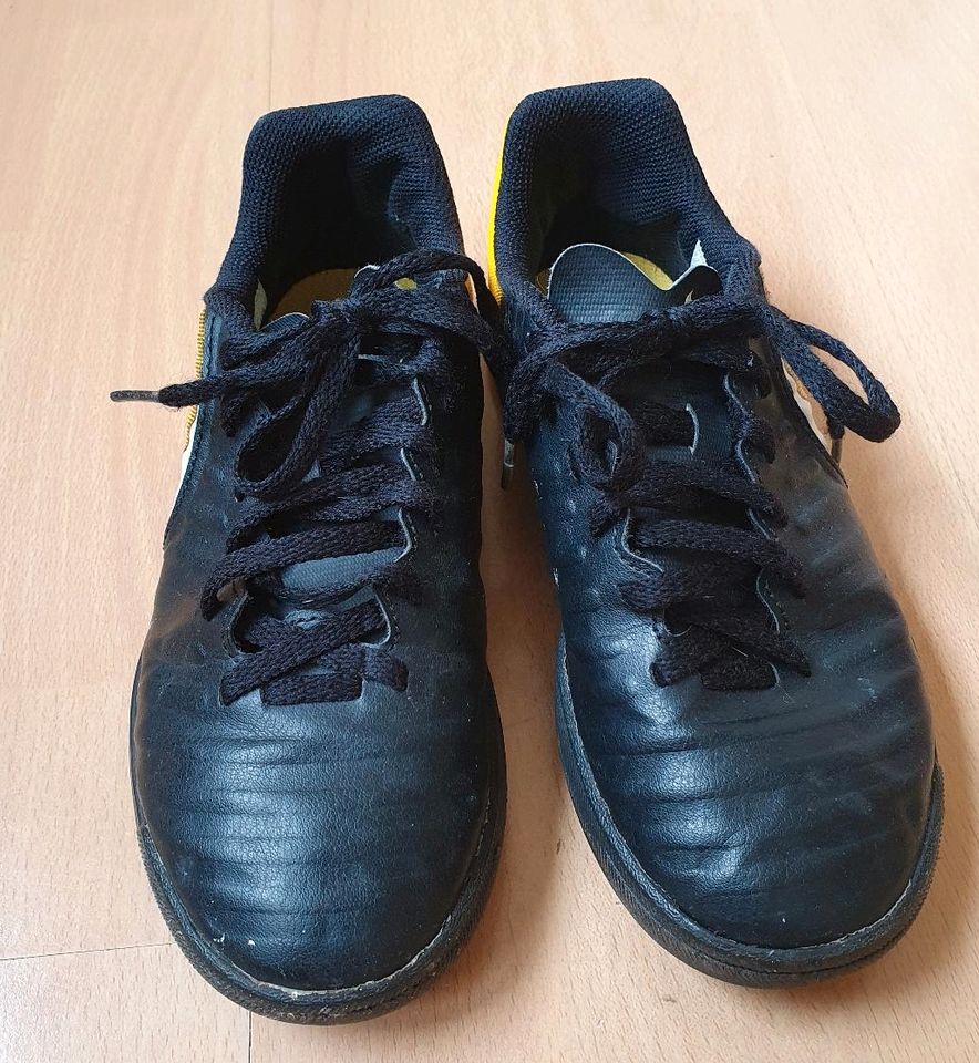 Nike Fussballschuhe Nr. 33,5 in Hanau