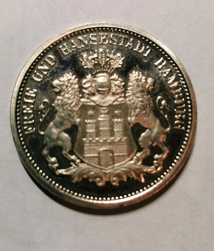 Verschiedene Silbermünzen in Munster