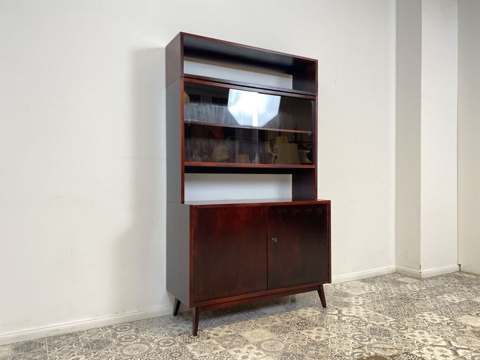 WMK Besonders schöner & gut erhaltener Mid-Century Vitrinenschrank mit Glasschiebetüren & Schubladen, Vollholz, 1961 # Vitrine Highboard Bücherschrank Bücherregal Sideboard Kommode Vintage 50er 60er in Berlin