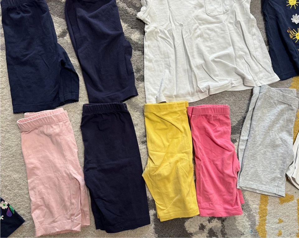 17Stücke Kinderkleidung( 5 T-Shirts +10 kurze Leggings +1 pyjamas in Saarbrücken