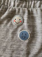 H&M kurzer Jumpsuit Silber grau Smiley Patches 152 Baden-Württemberg - Köngen Vorschau