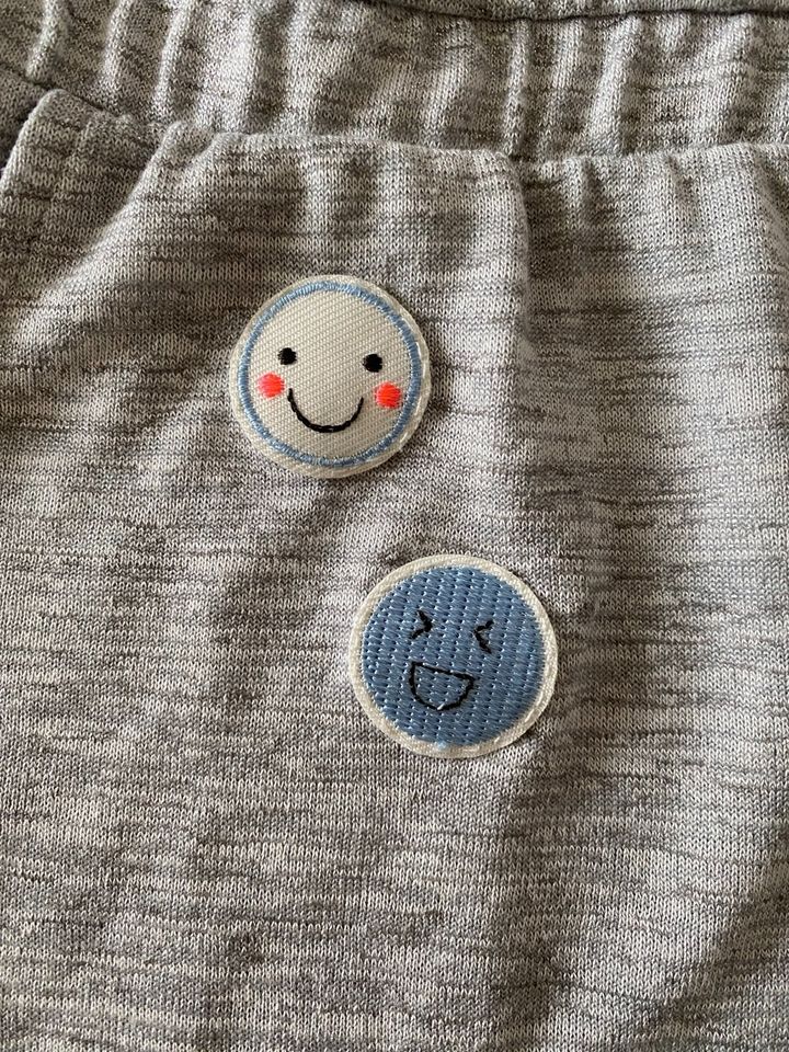 H&M kurzer Jumpsuit Silber grau Smiley Patches 152 in Köngen