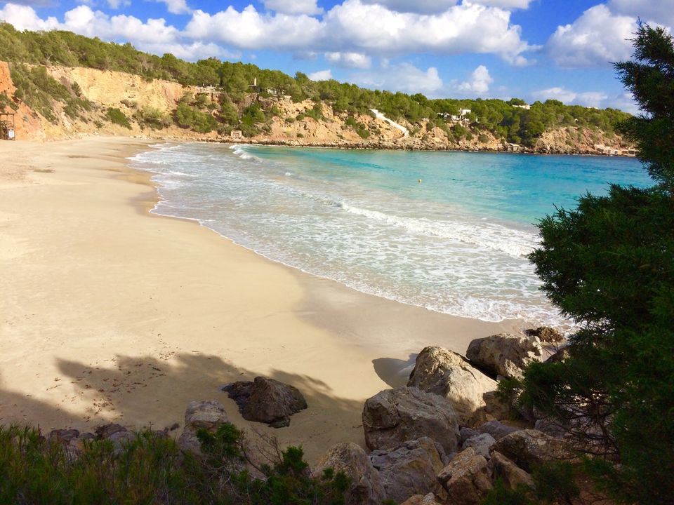 Ibiza, Last Minute 20 %, FeHaus, großer Garten mit Tor zum Meer in Kommen