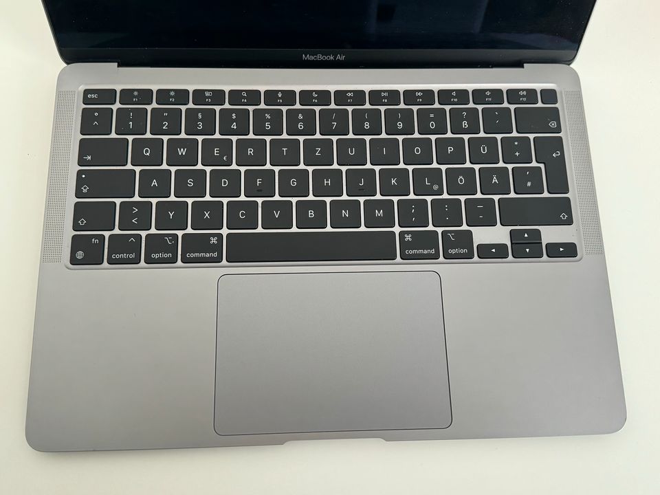 Apple MacBook Air 13" - 8GB RAM - 13,3" Display - Space Grey in Bochum