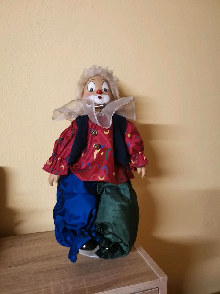 Clown mit Porzellankopf und Standfuss, gebr. in Neumarkt i.d.OPf.