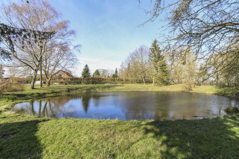 Positiver Bauvorbescheid: Großes, teilerschlossenes Grundstück mit Fischteich - zögern Sie nicht! in Wolde