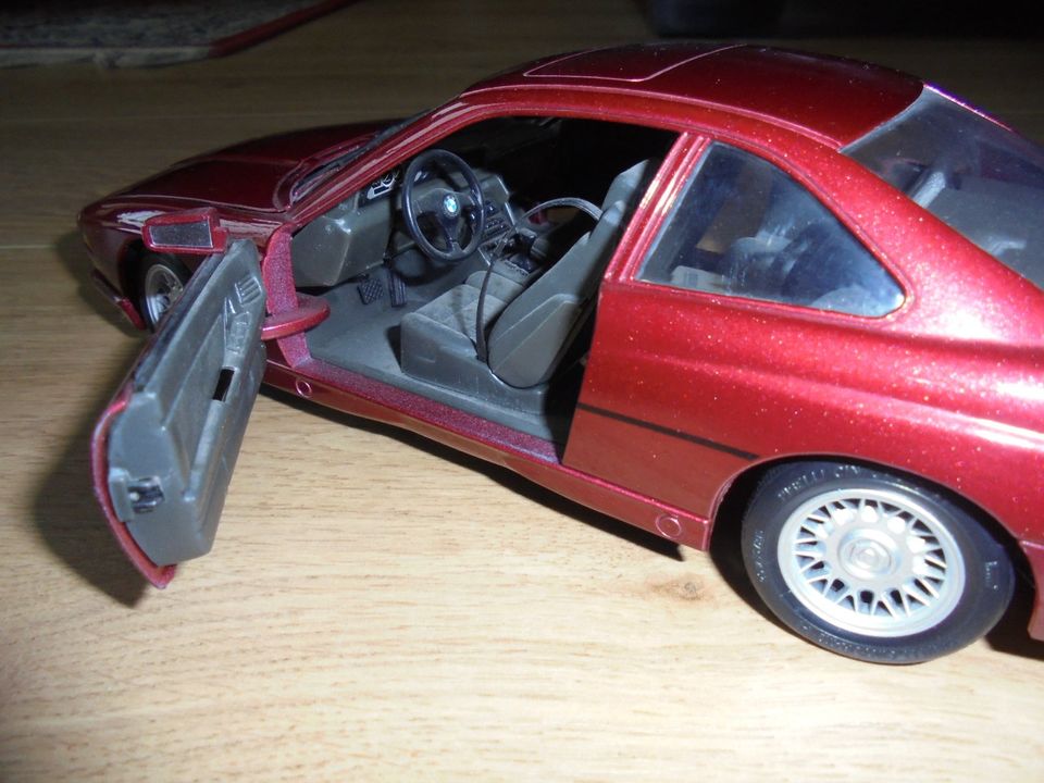 BMW 850i Model 1:18 Maisto Calypso rot Coupe Youngtimer in Haina