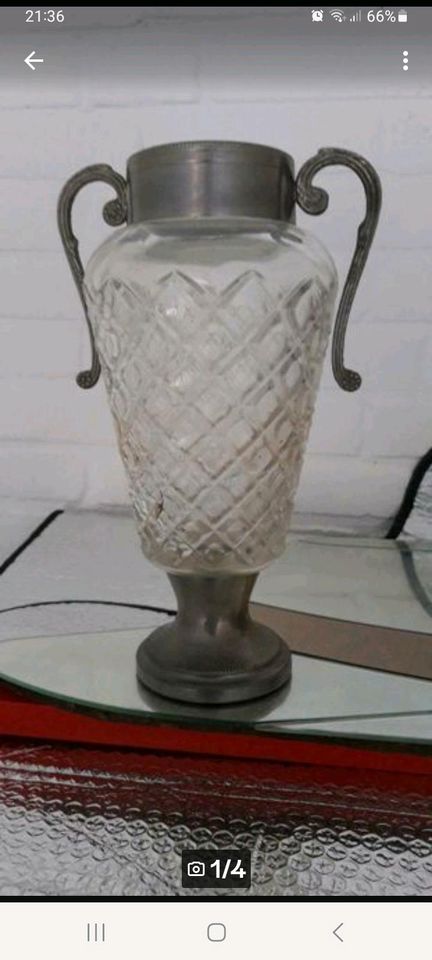 Eine alte Empore Deko Blumenvase Vase Glas Metall in Bocholt