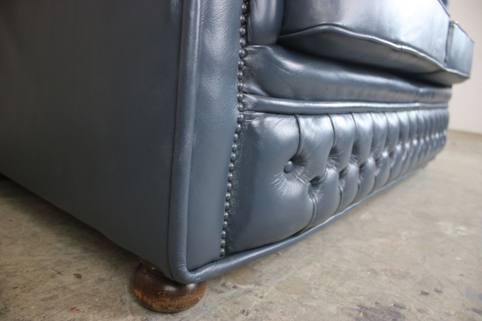 Englische Chesterfield Club Sofa Echt Leder Dunkel Blau Couch in Berlin