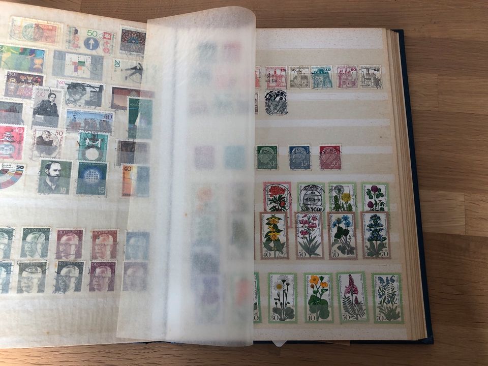 Briefmarkensammlung mit knapp 24 Seiten voller Briefmarken in Gehrden